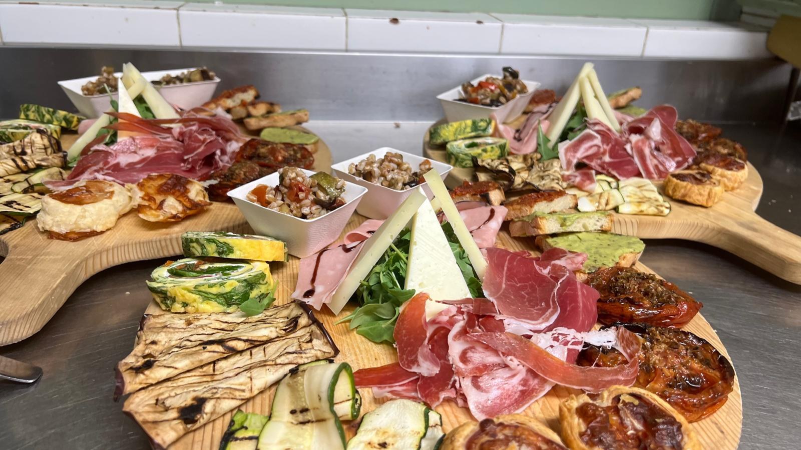 Taglieri di antipasti preparati per il buffet di una festa di compleanno