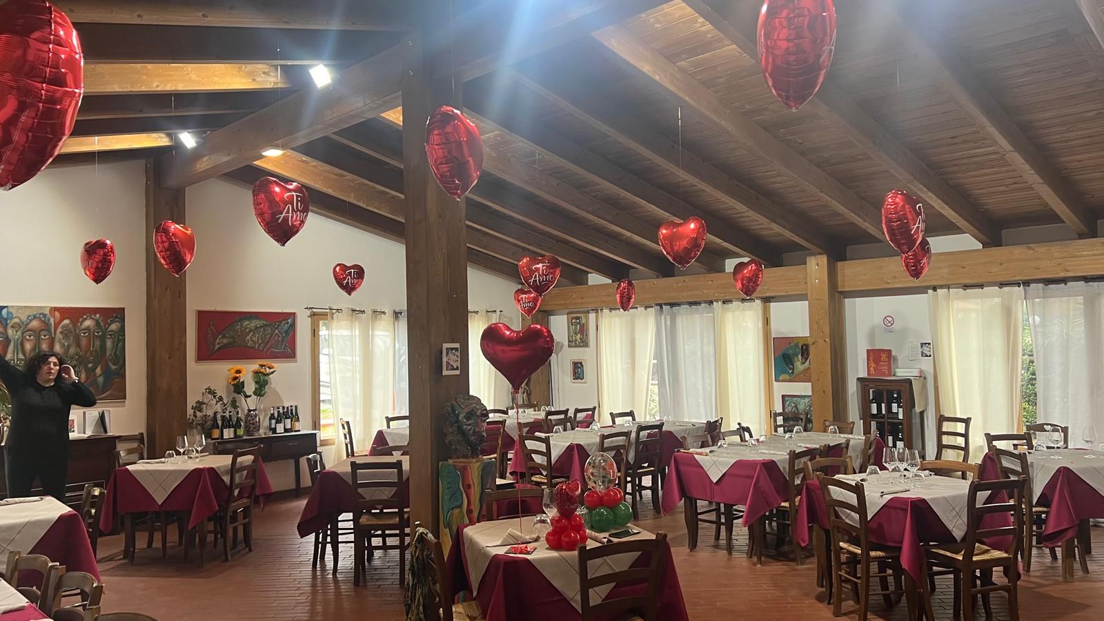 Sala interna addobbata con palloncini per una festa di compleanno