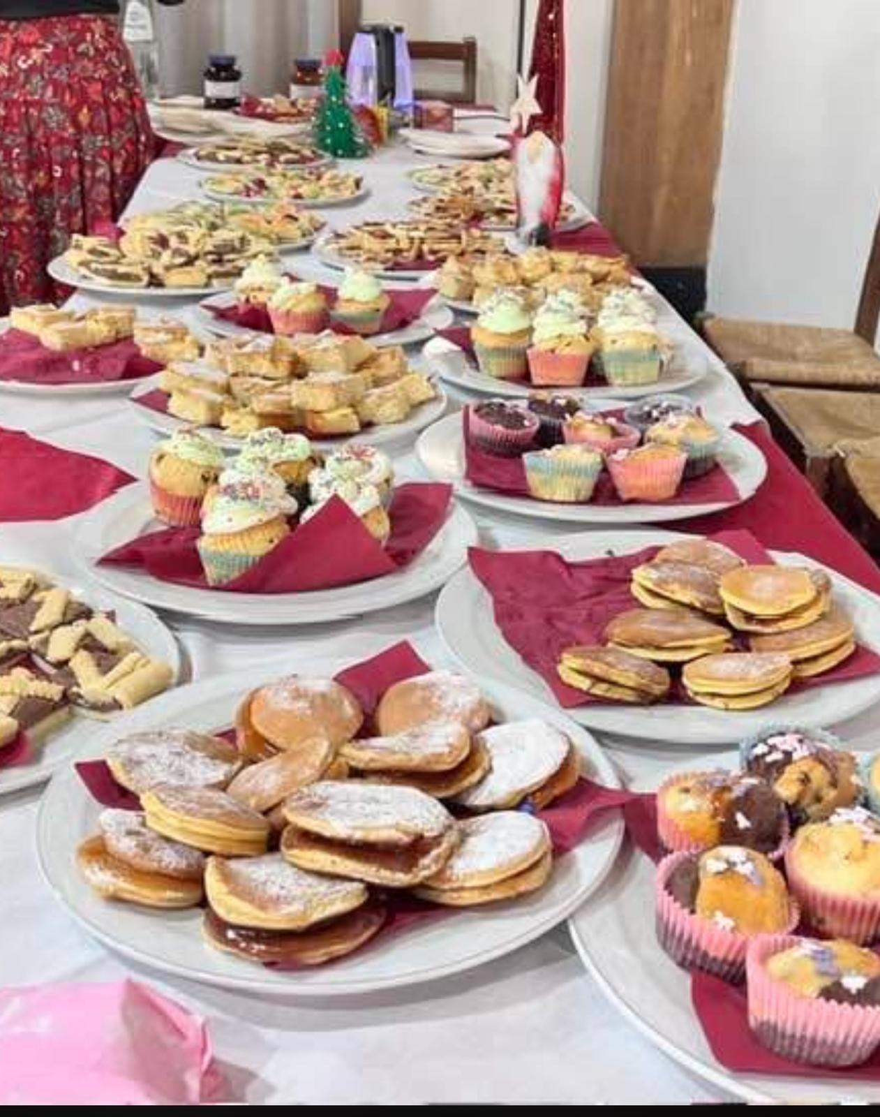 Buffet di dolci e pasticcini preparato per una festa di compleanno